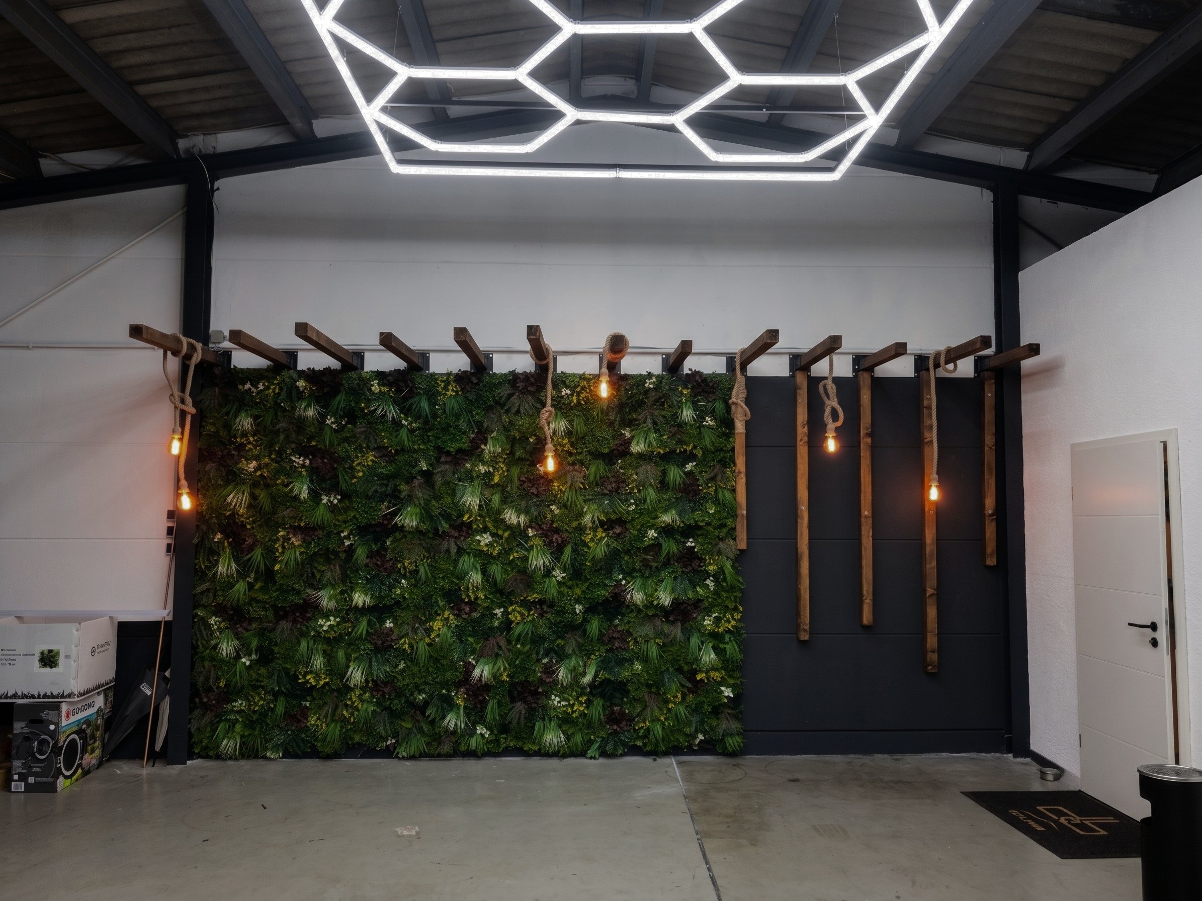 Autodetailing Studio: Hexagon LED-Deckeninstallation