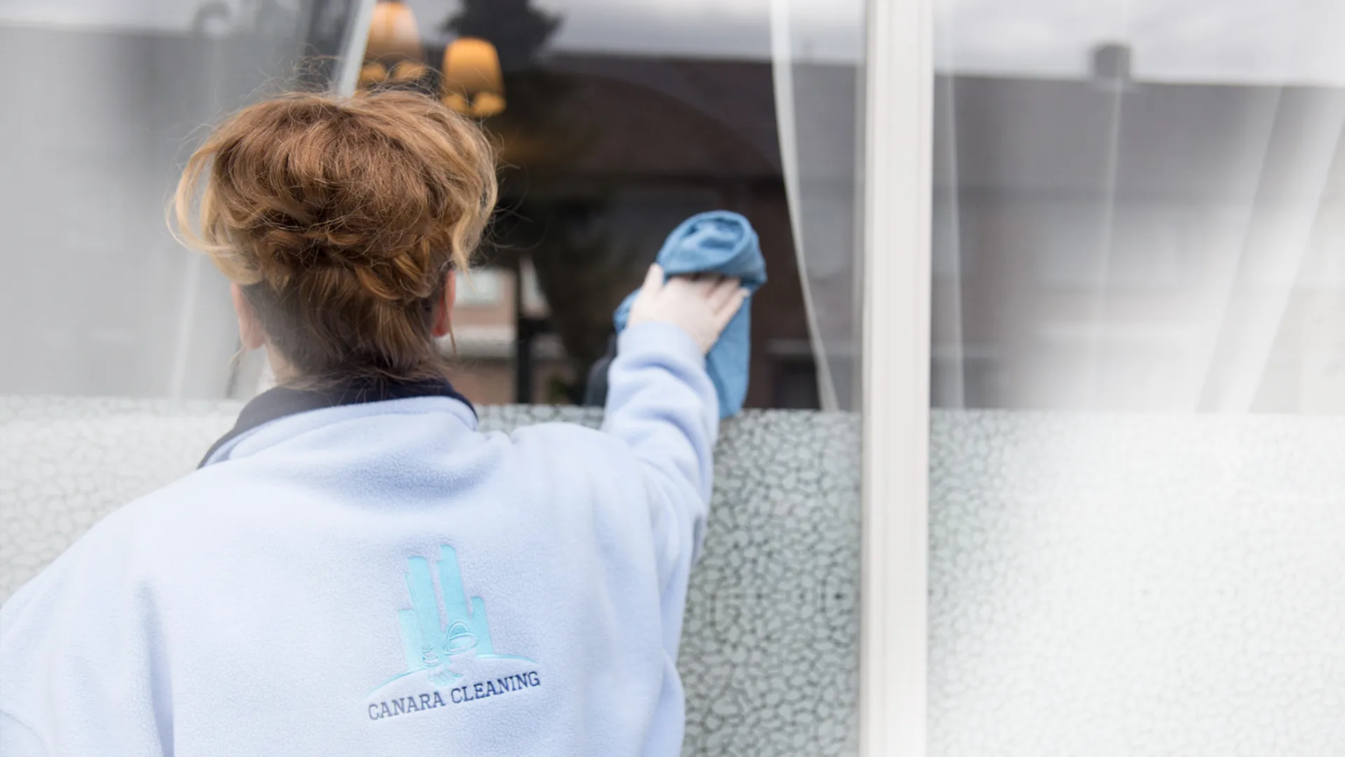 Canara Cleaning medewerker in actie