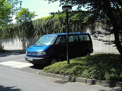 Plaque UNCCD — Secrétariat de la Convention sur la désertification, Bonn VW Transporter bleu du secrétariat de la Convention des Nations Unies sur la désertification (UNCCD), plaque diplomatique allemande photographiée à Bonn — organisation internationale ONU