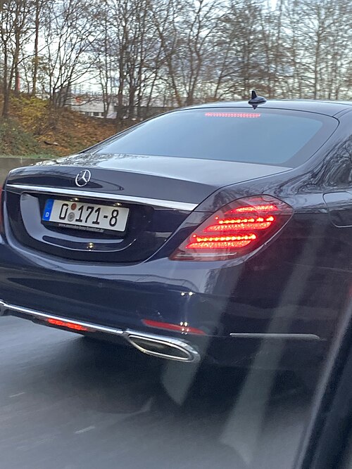 Plaque 0 171-8 — Banque centrale européenne (EZB), Allemagne Mercedes S-Class bleu nuit de la Banque centrale européenne (EZB), plaque 0 171-8 photographiée sur l'autoroute — Landeskennzahl 171 organisation internationale