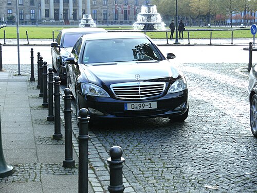 Plaque 0 99-1 — Nigeria, ambassadeur, Wiesbaden Mercedes S-Class noire de l'ambassadeur du Nigeria en Allemagne, plaque 0 99-1 photographiée à Wiesbaden — Landeskennzahl 99 rang 1 chef de mission