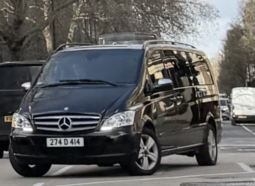 Plaque 274 D 414 — États-Unis, agent diplomatique, Londres Plaque diplomatique britannique jaune 274 D 414 sur un Mercedes Vito noir circulant à Londres — code 274 correspondant aux États-Unis, statut D (agent diplomatique, immunité complète)