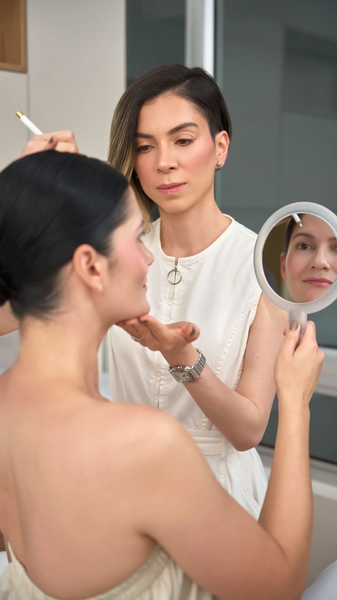 Experta en medicina estética evaluando paciente