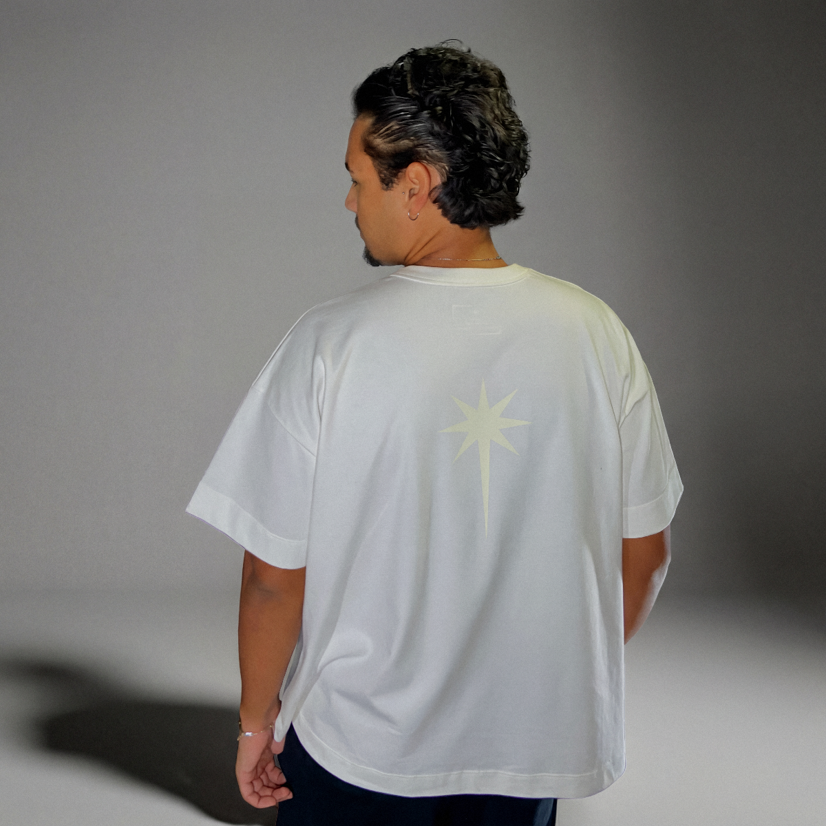 Camiseta Getê Studios off-white - Modelo costas com estrela