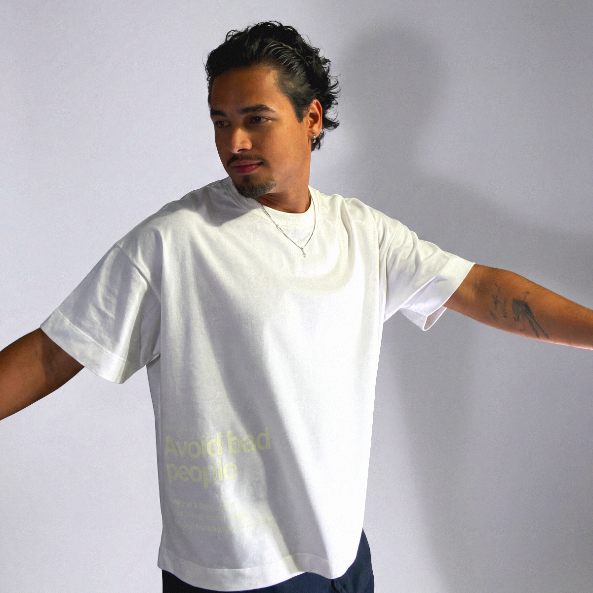 Camiseta Getê Studios off-white - Modelo frente