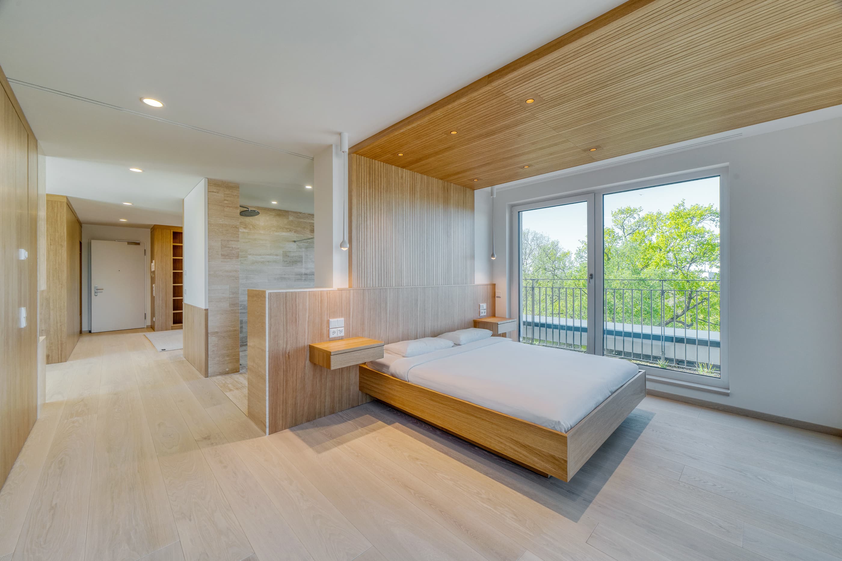 Master-Suite mit Holzdecke