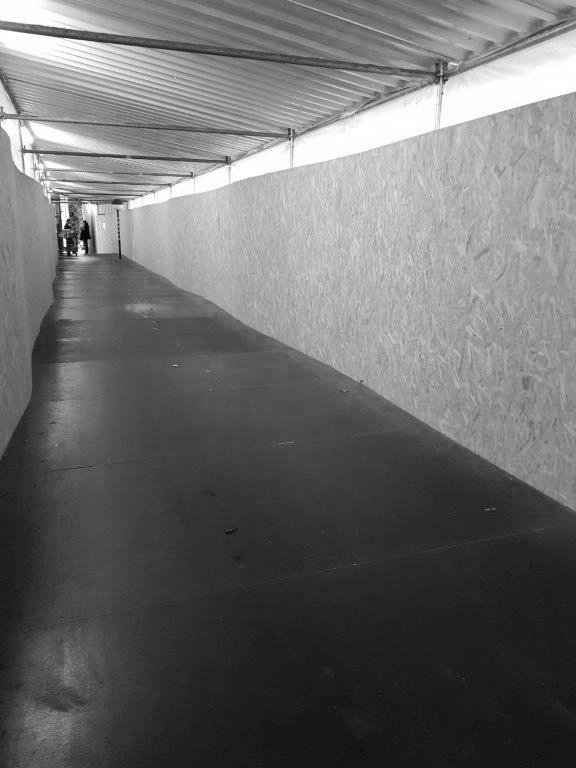 100 Meter lange Einhausung als Schutztunnel für Bauarbeiten — K&K Spezialgerüstbau, Einhausung Gerüstbau Schutzkonstruktion