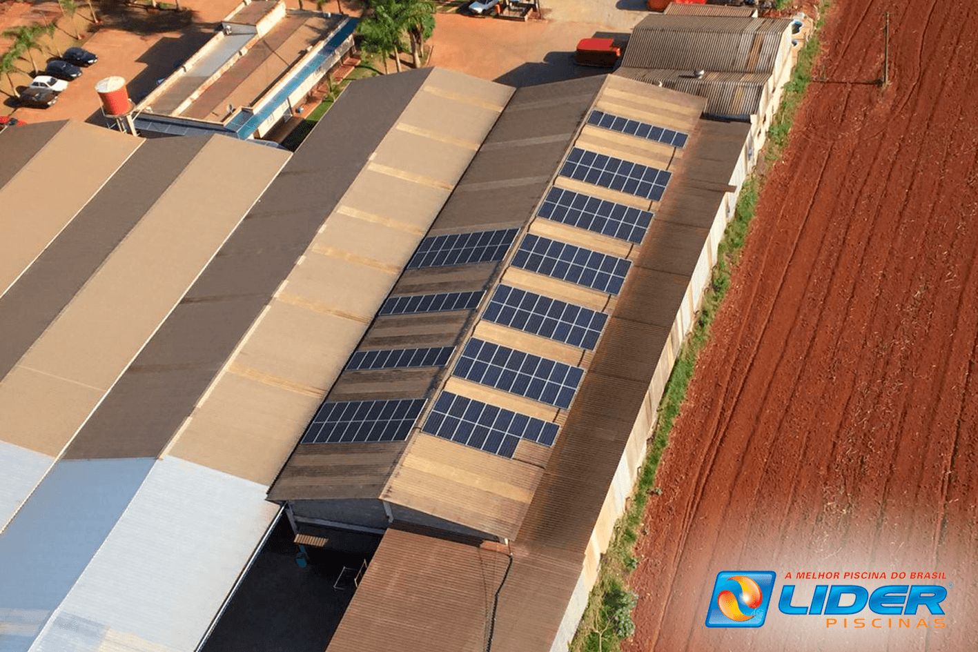 Fábrica Lider Piscinas - Vista aérea com painéis solares