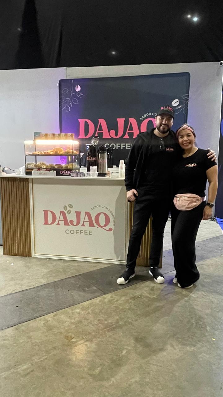 Integrantes da equipe DAJAQ COFFEE junto ao balcão durante um evento