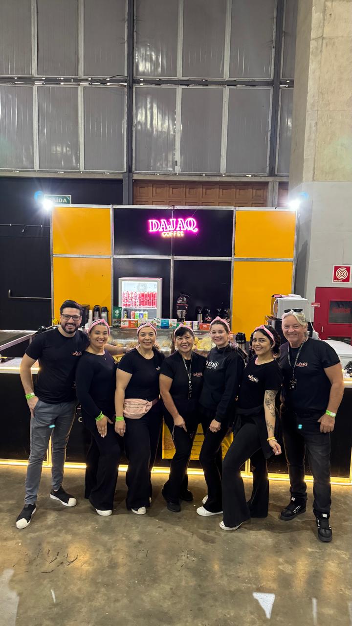 Equipe completa DAJAQ COFFEE reunida no estande de um evento