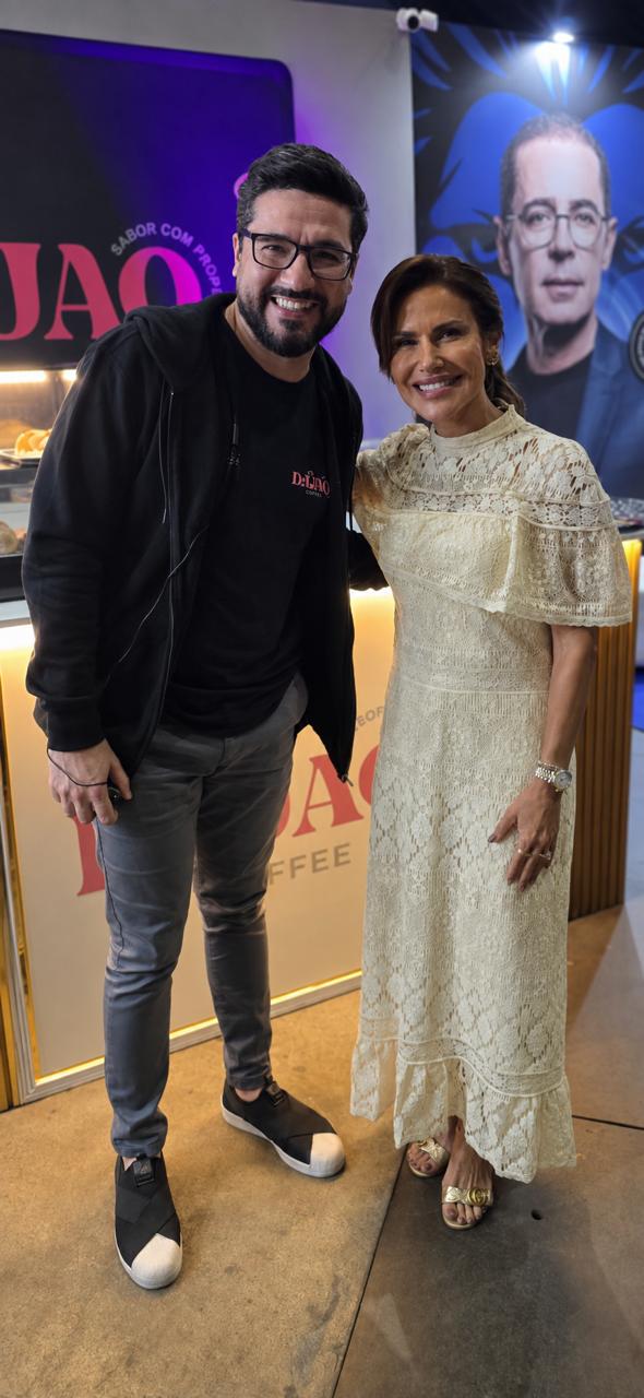 Integrante da equipe DAJAQ COFFEE ao lado de uma convidada junto ao balcão de café