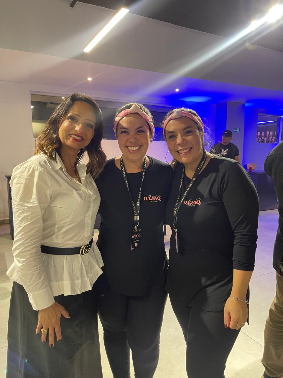 Integrantes da DAJAQ COFFEE com uma convidada durante um evento