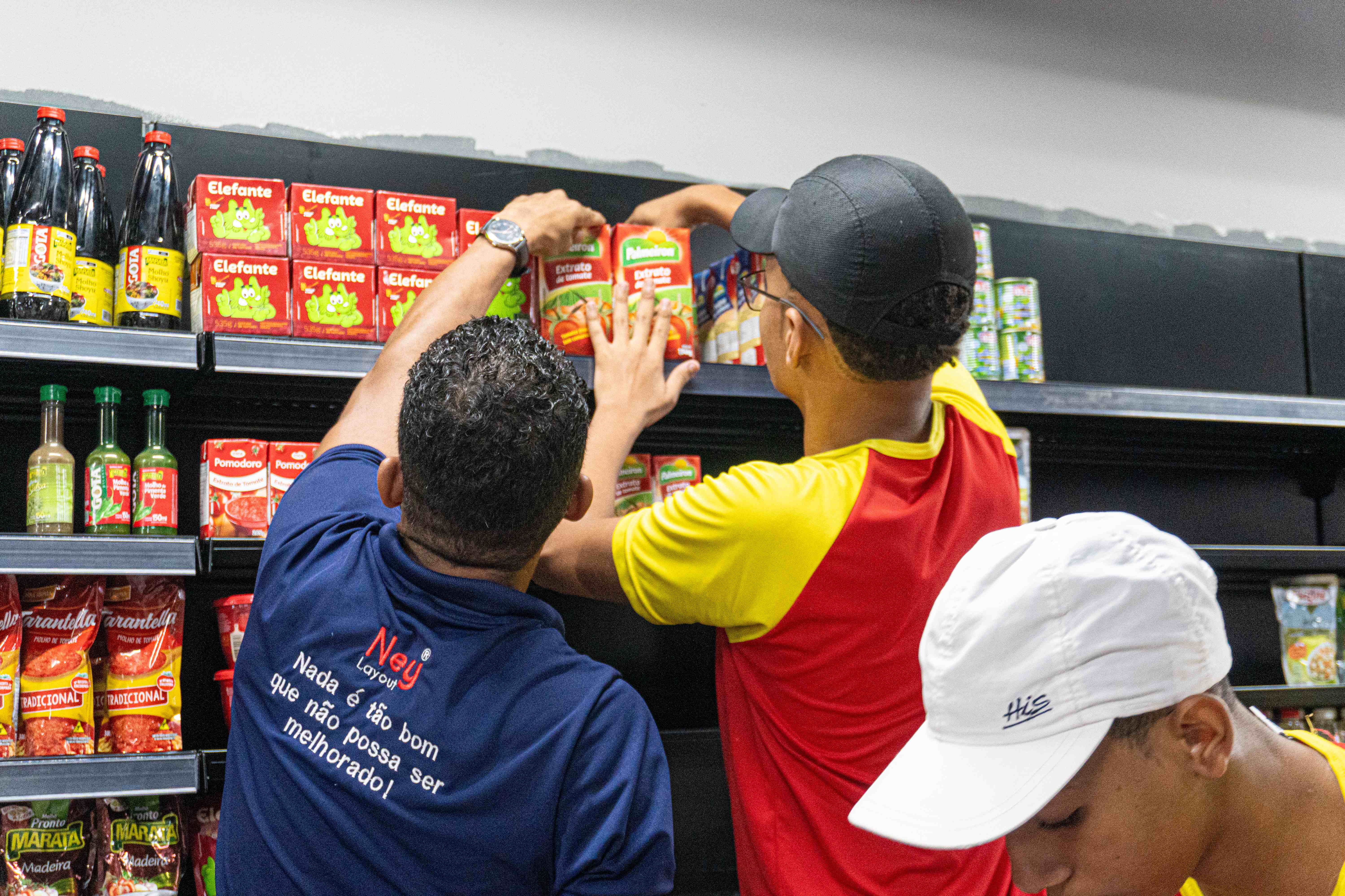 Equipe em ação organizando gôndolas