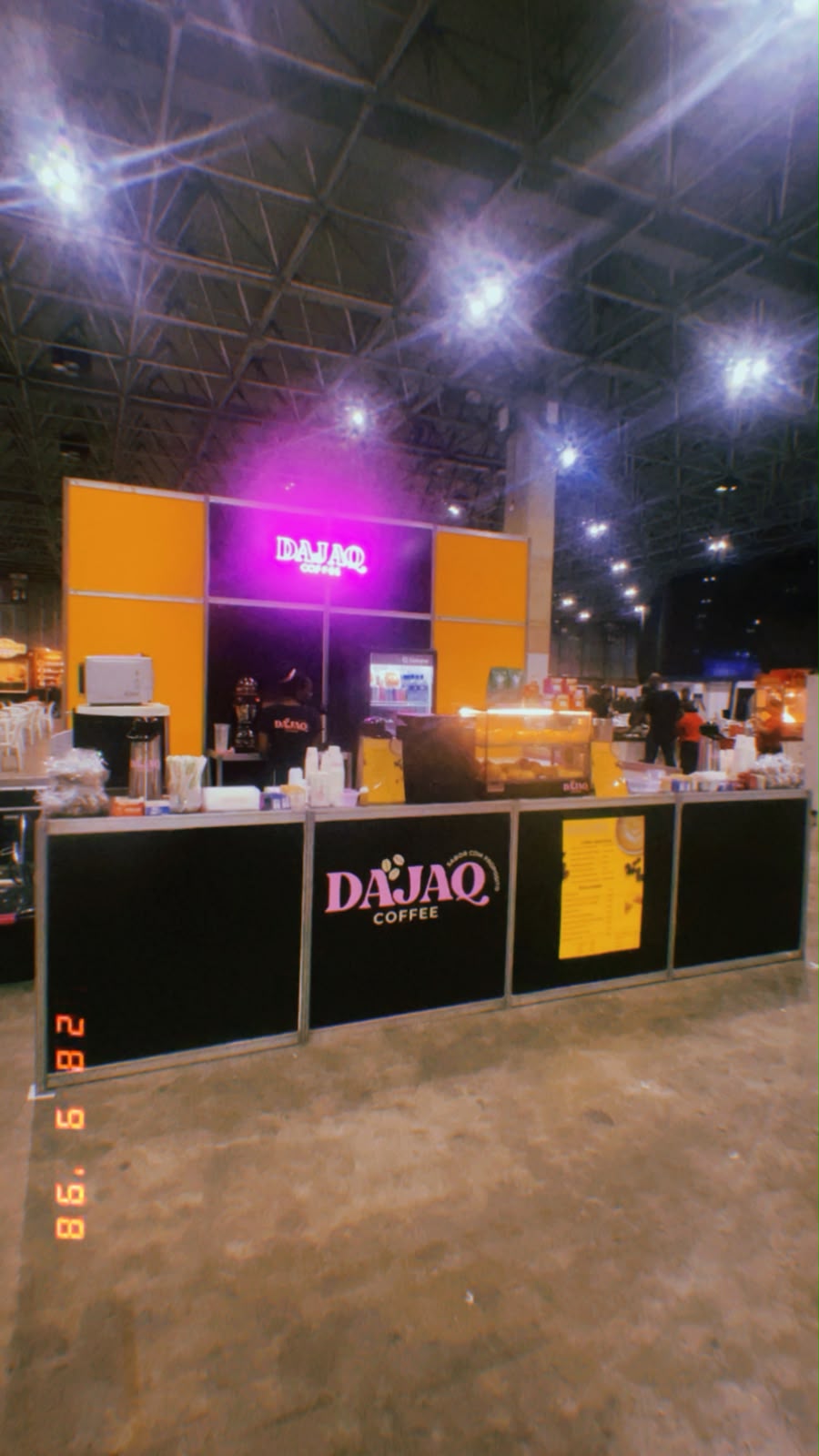 Estande DAJAQ COFFEE com estrutura ampla em feira e praça de alimentação