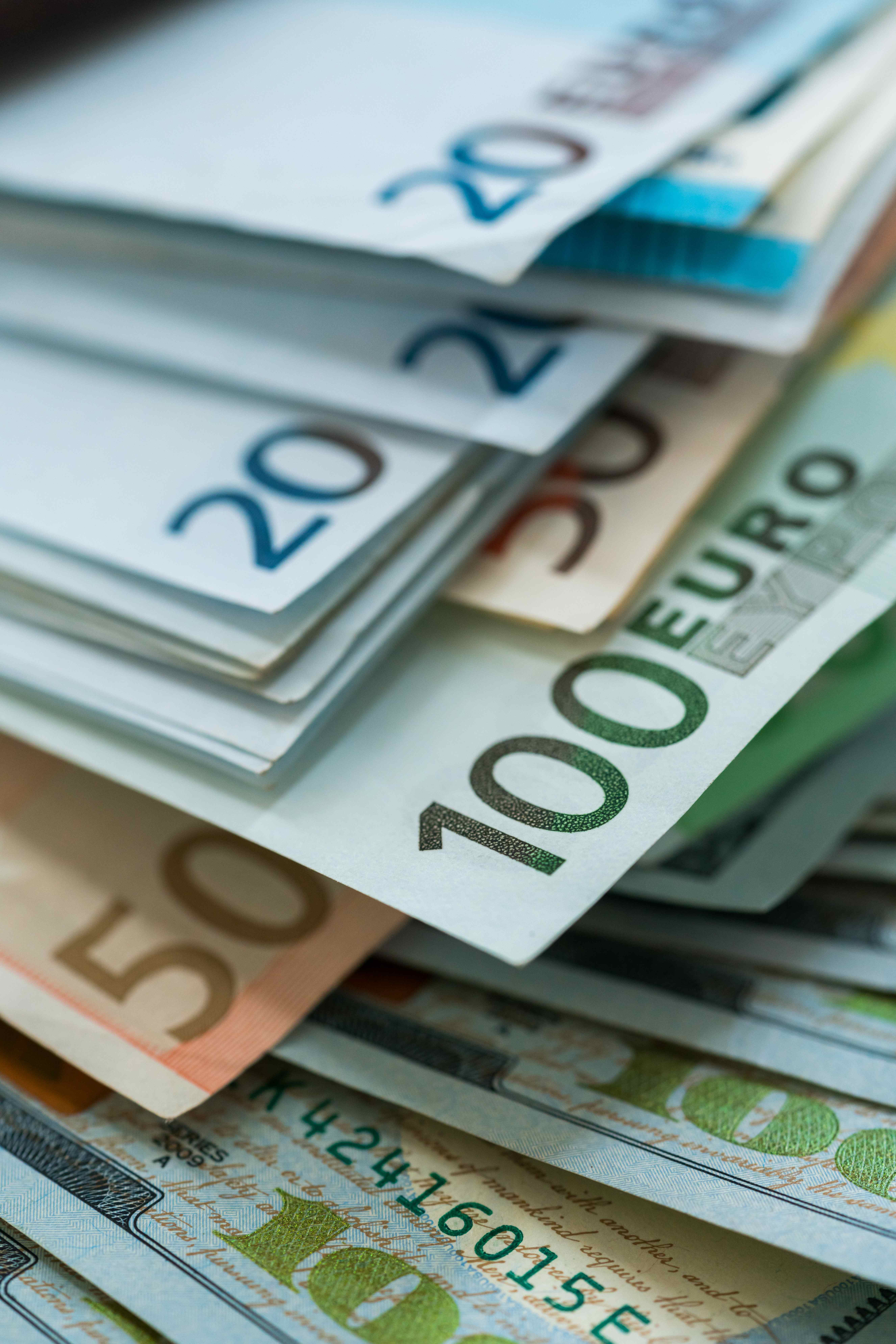 Euro- und US-Dollar-Banknoten als Symbol für transparente Umzugskosten