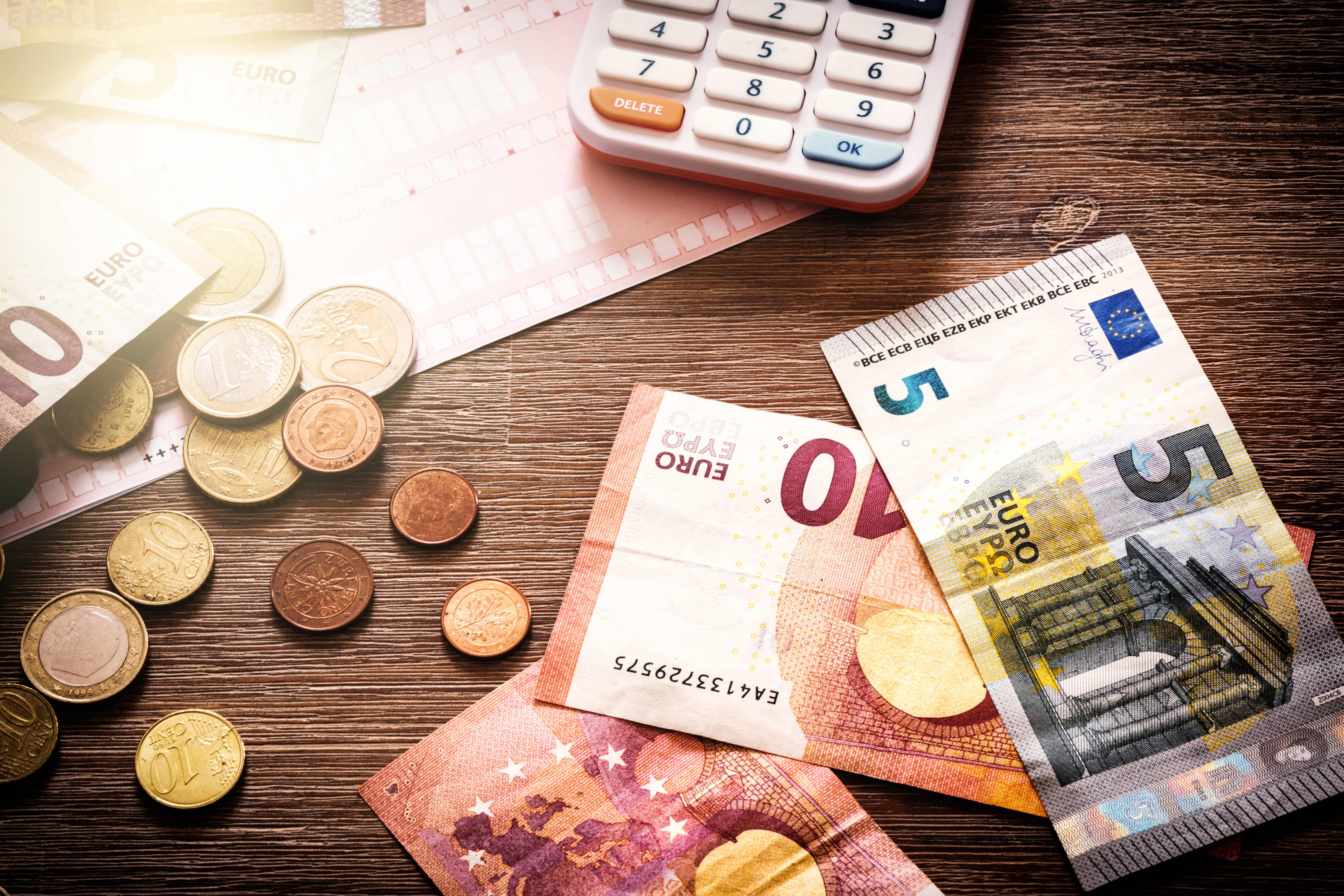 Euromünzen und -scheine mit Taschenrechner – Kosten Umzug