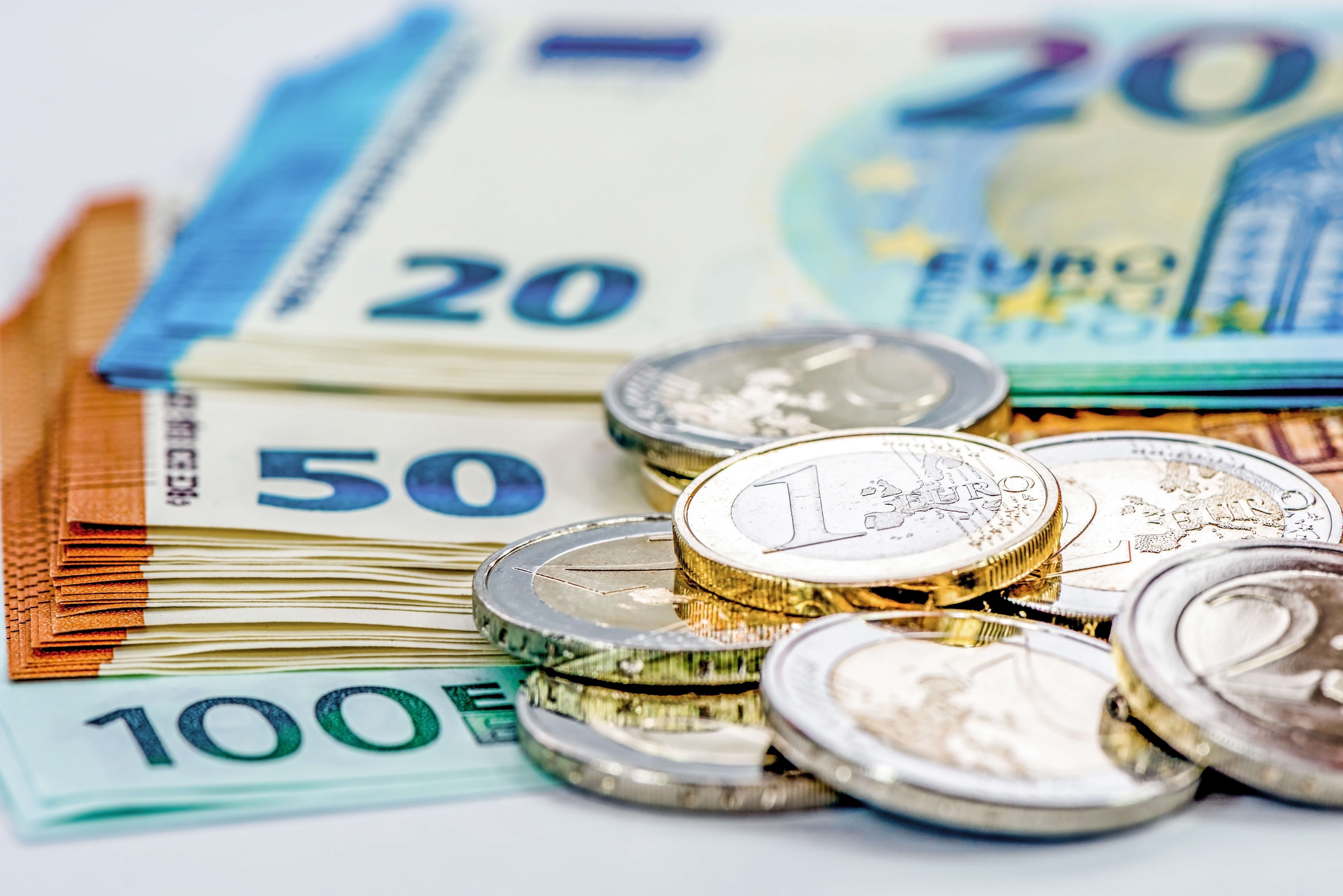 Euromünzen und Euroscheine mit Taschenrechner