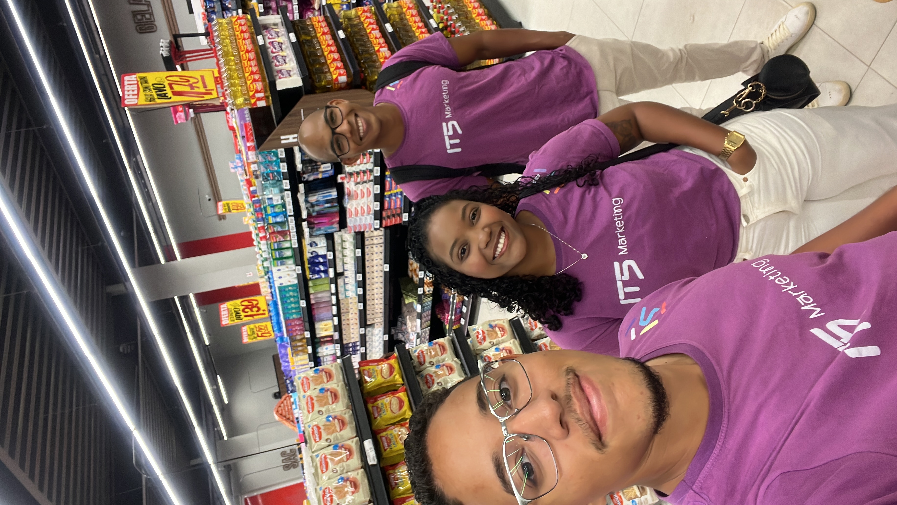 Equipe IT5 em supermercado com camisetas IT5
