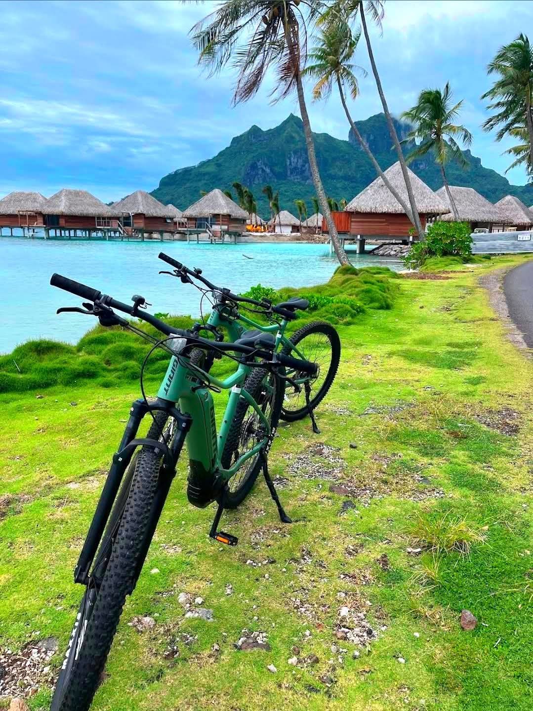 Vélos électriques avec vue sur Bora Bora et les bungalows