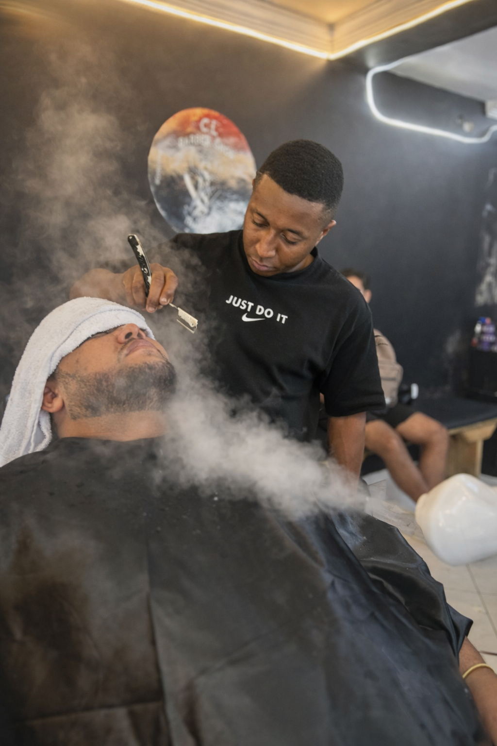 Barbeiro realizando cuidados premium na CL Barber Shop