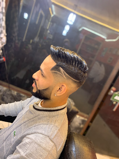Corte de cabelo masculino com fade e risco
