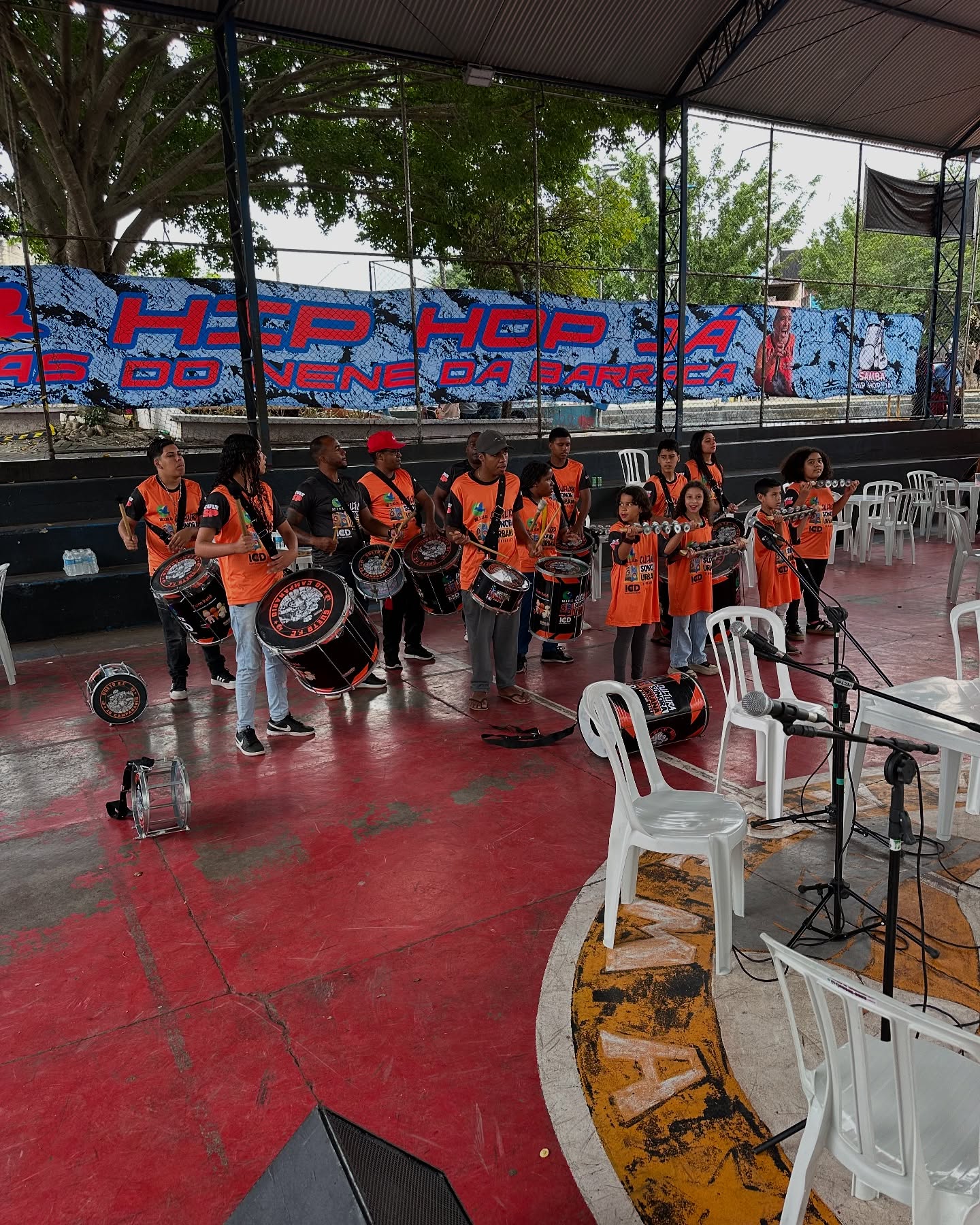 Apresentação pública percussiva em evento externo