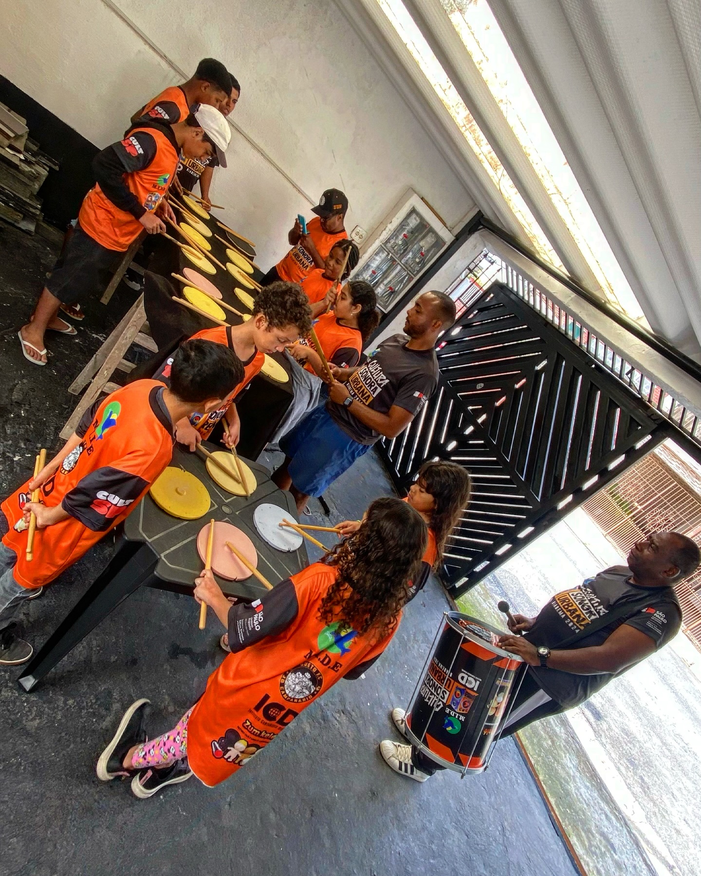 Treinamento rítmico pedagógico com pads de percussão