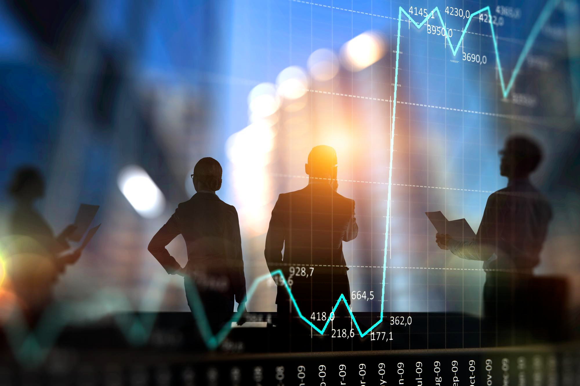 Profissionais analisando mercado financeiro
