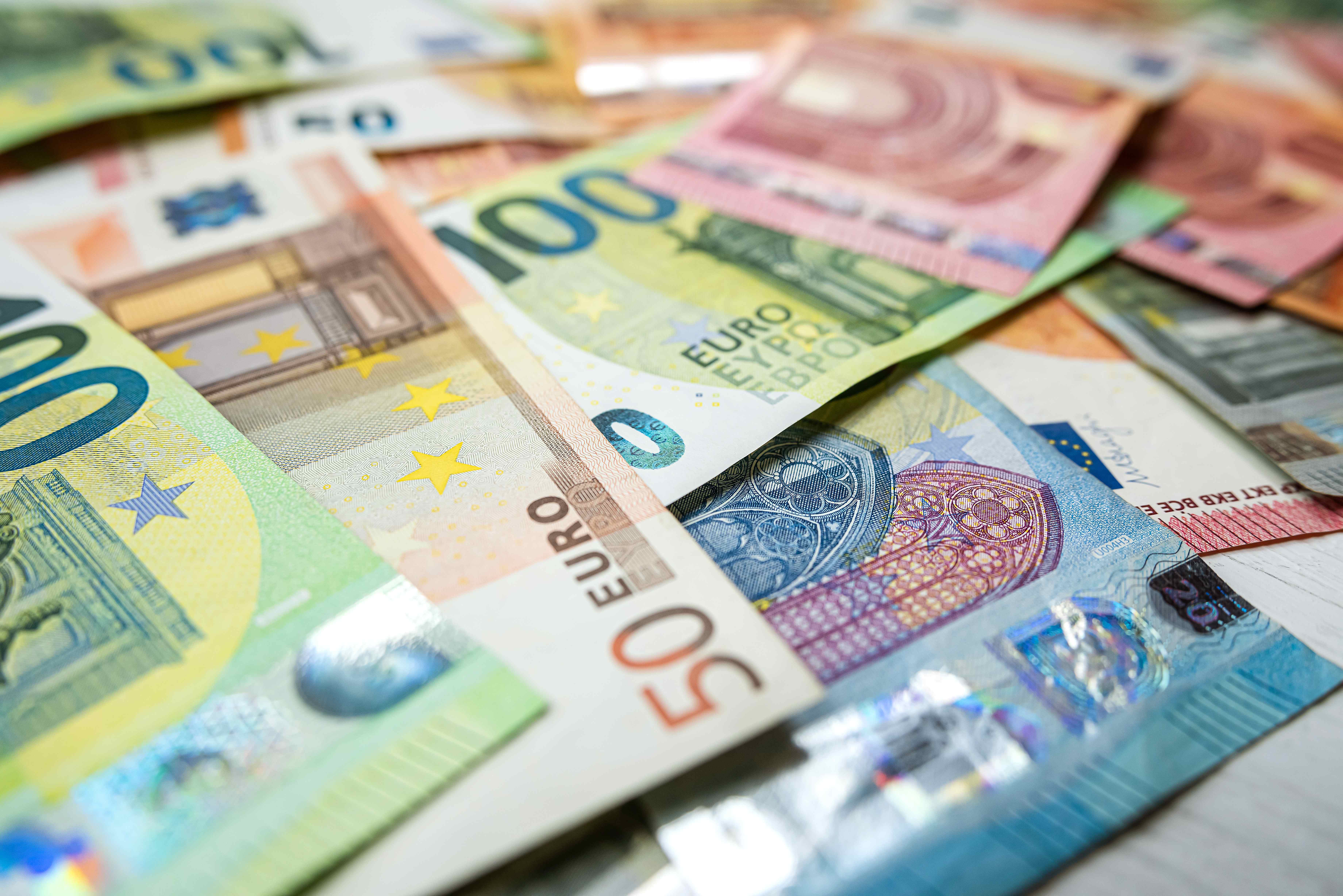 Transparente Kosten beim Büroumzug - Kostenvoranschlag mit Euro-Geldscheinen