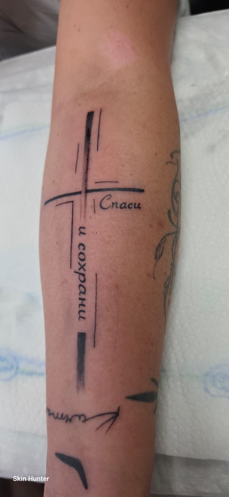 Fineline Tattoo - Kreuz mit russischer Schrift