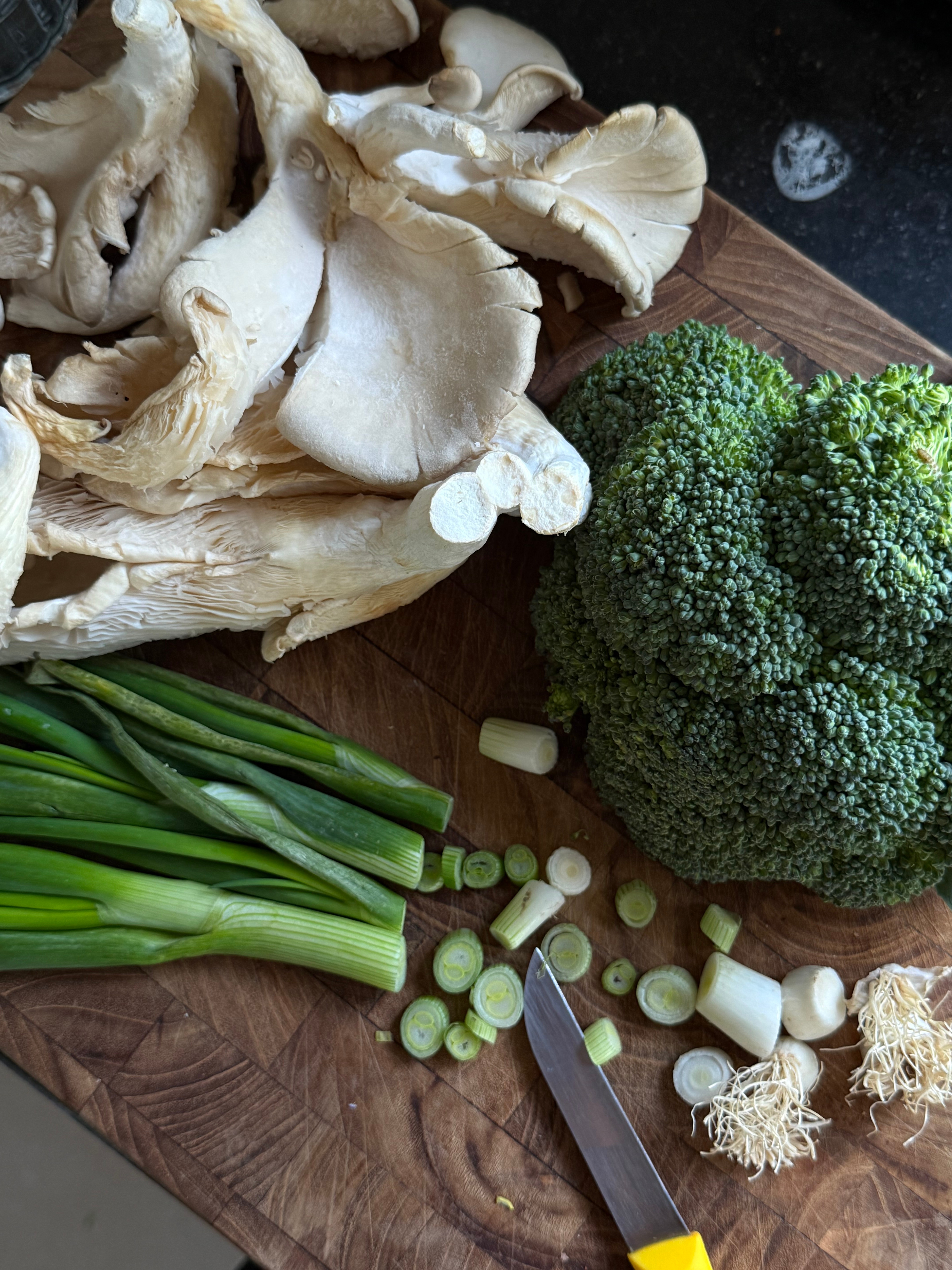 Verse groenten: oesterzwammen, broccoli en lente-ui