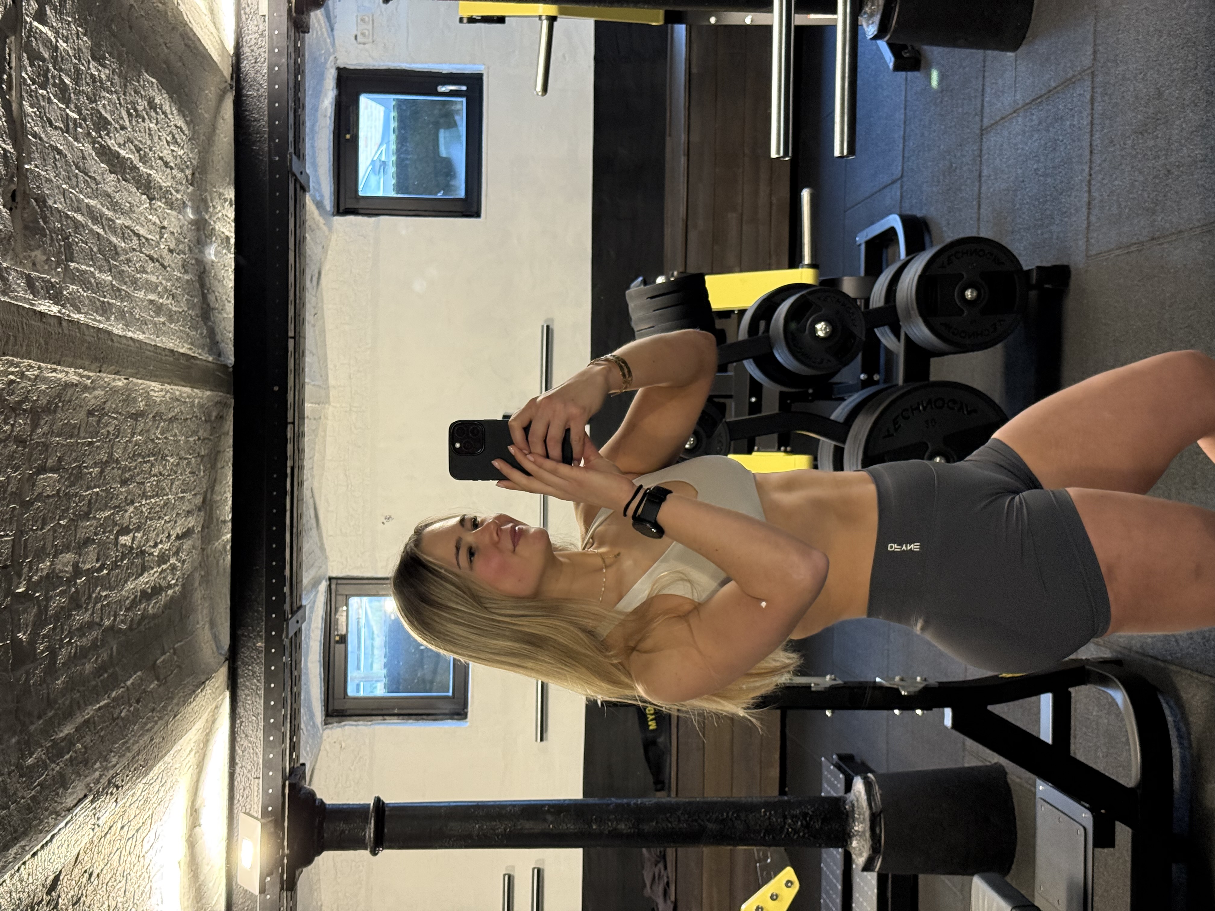 Hebe in de gym met sportkleding