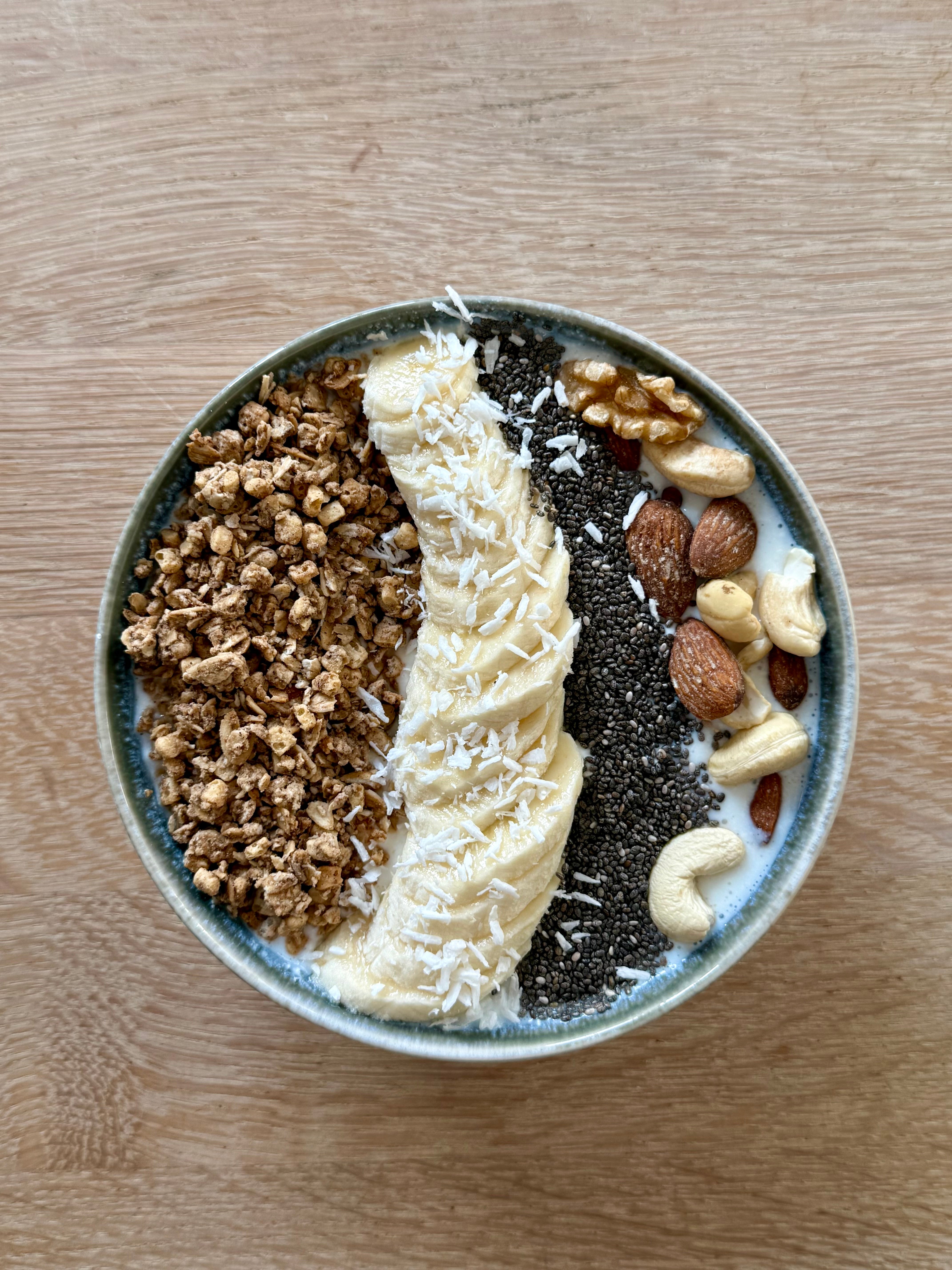Gezonde ontbijtbowl met granola, banaan en chiazaad