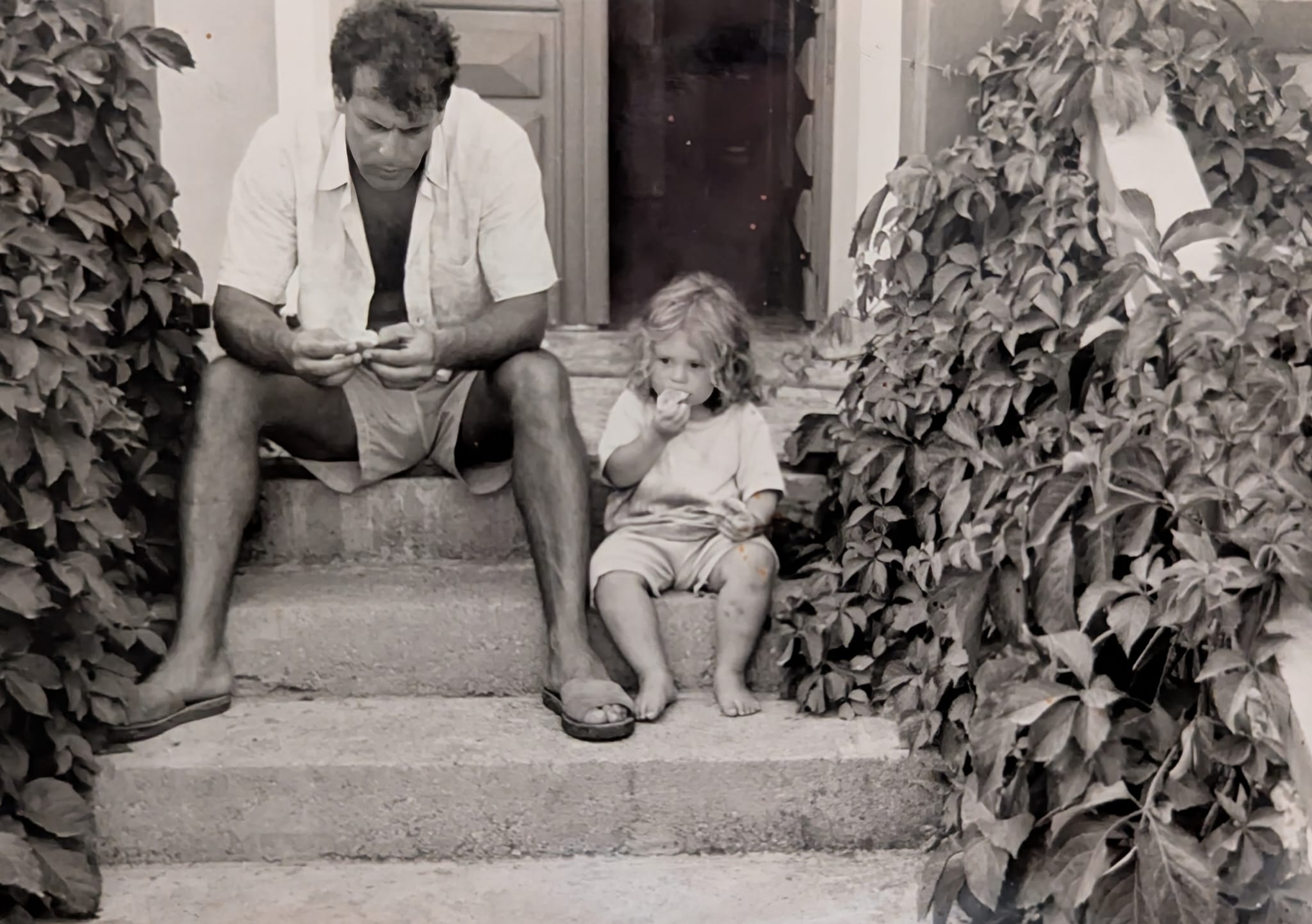 Roos as a child with her father in Algeria