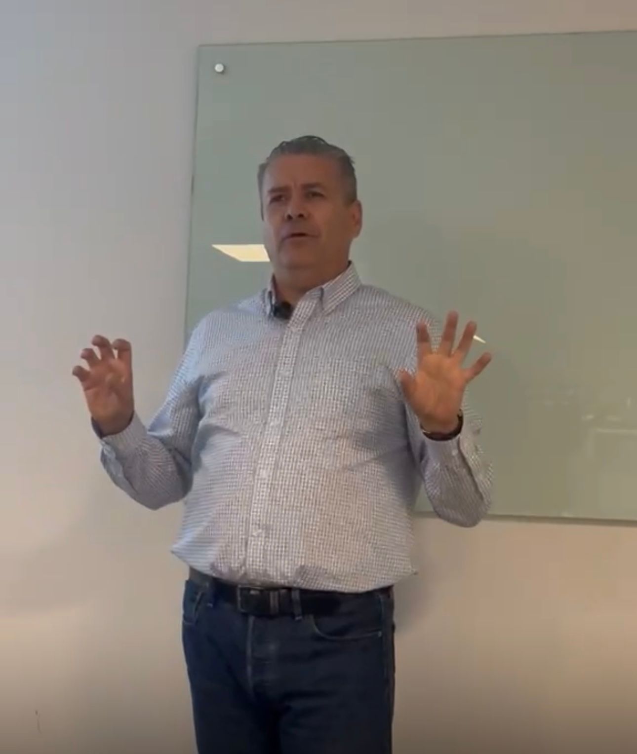 Eduardo Domínguez impartiendo una conferencia