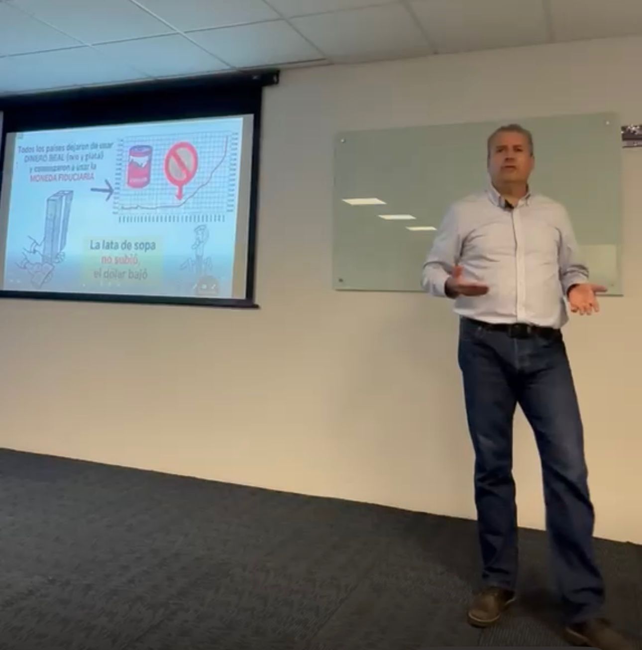 Eduardo Domínguez presentando modelo de negocio