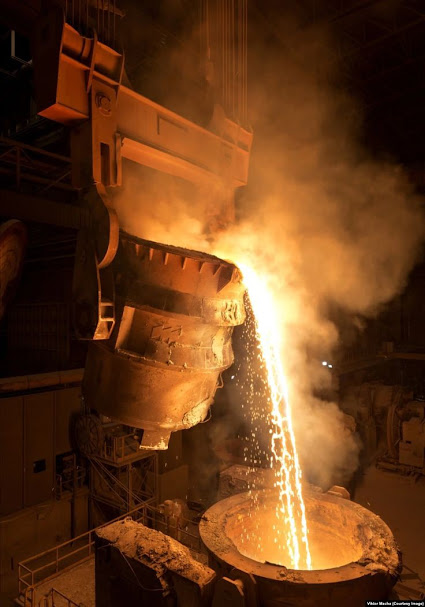 Molten metal pouring in foundry