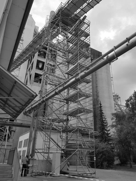 Freistehender Treppenzugang bis 22 m Höhe an einem Industriegebäude — K&K Spezialgerüstbau, Treppenturm Gerüstbau Industrieanlage