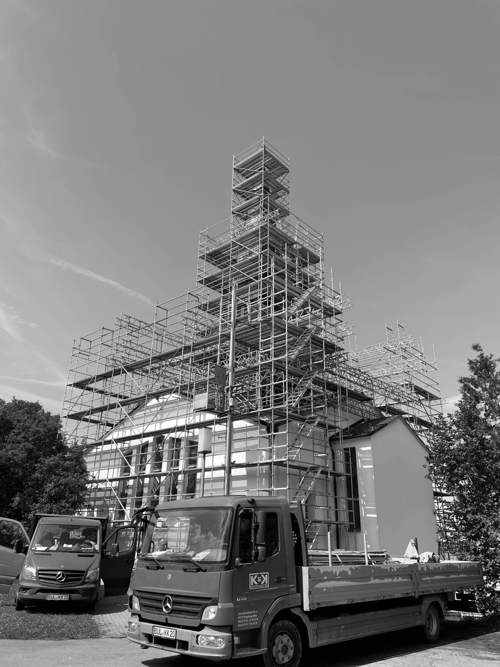 Freitragendes Sondergerüst an der Kirche Hemau ohne Dachbelastung — K&K Spezialgerüstbau, Gerüstbau Denkmalschutz