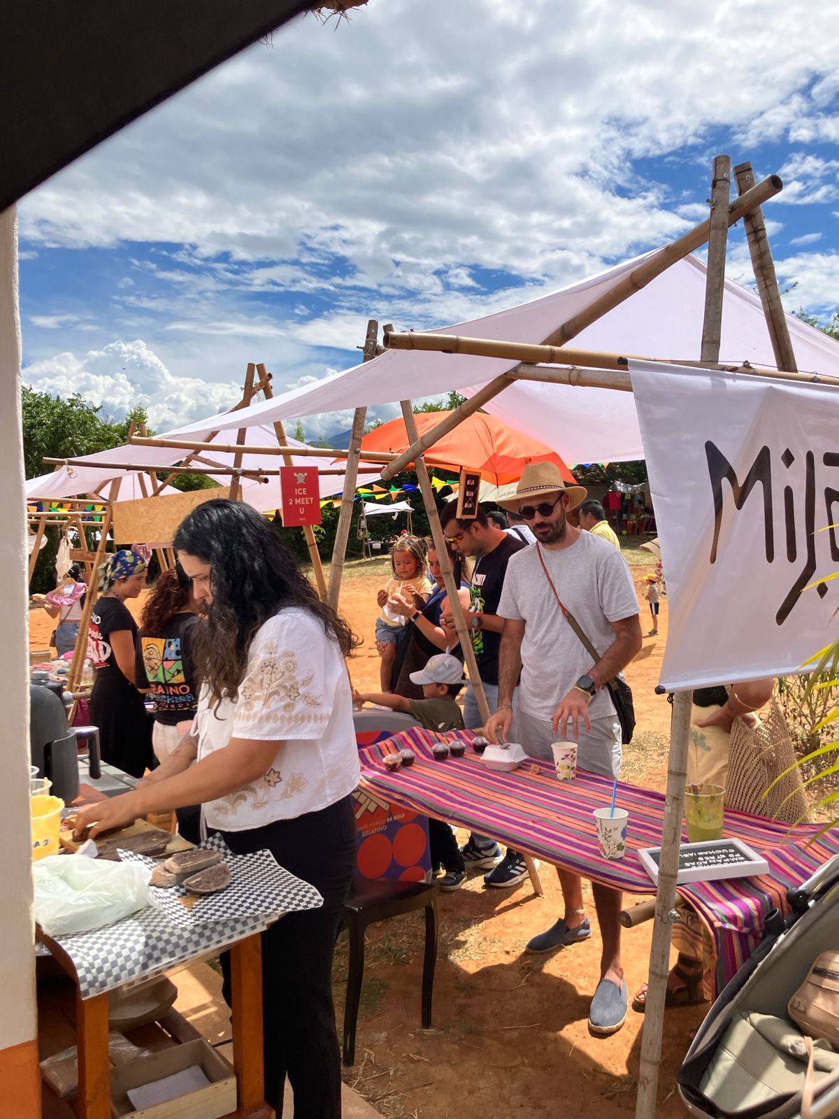 Puesto Mija con ambiente festivo en la feria