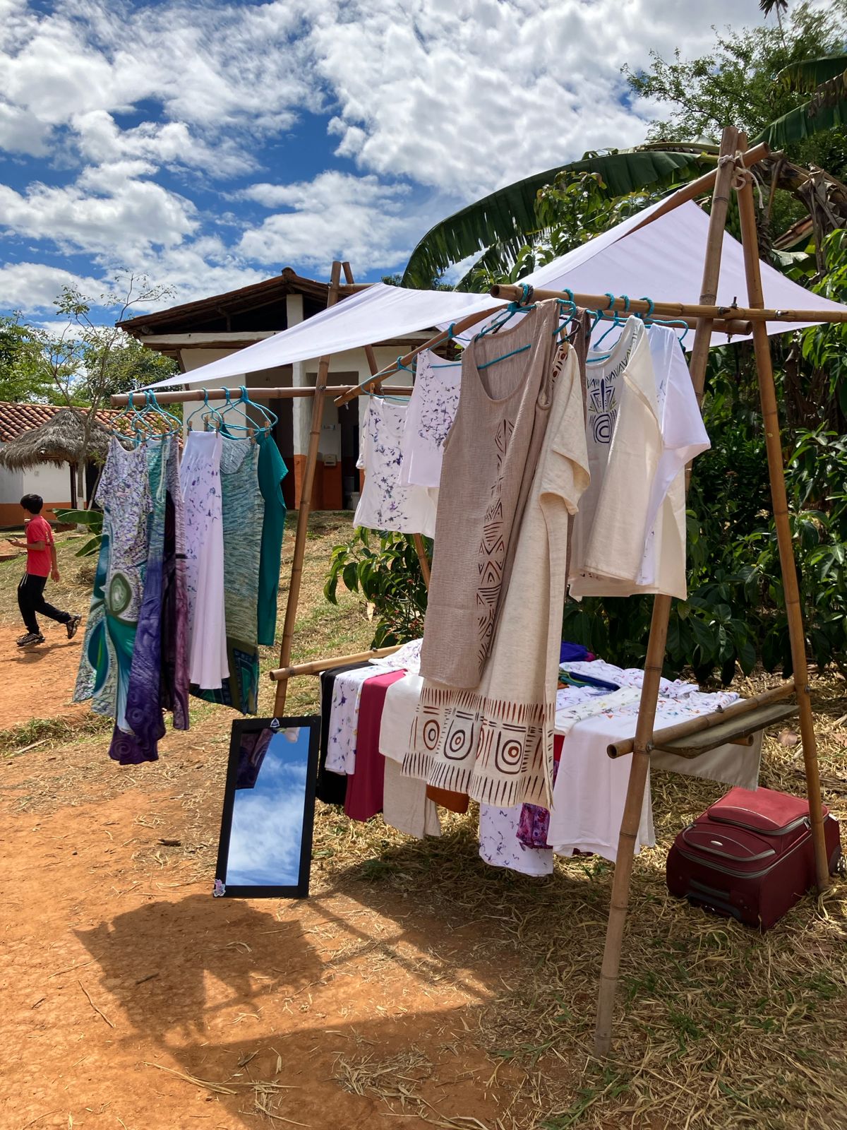 Puesto de ropa colgada en estructura de guadua