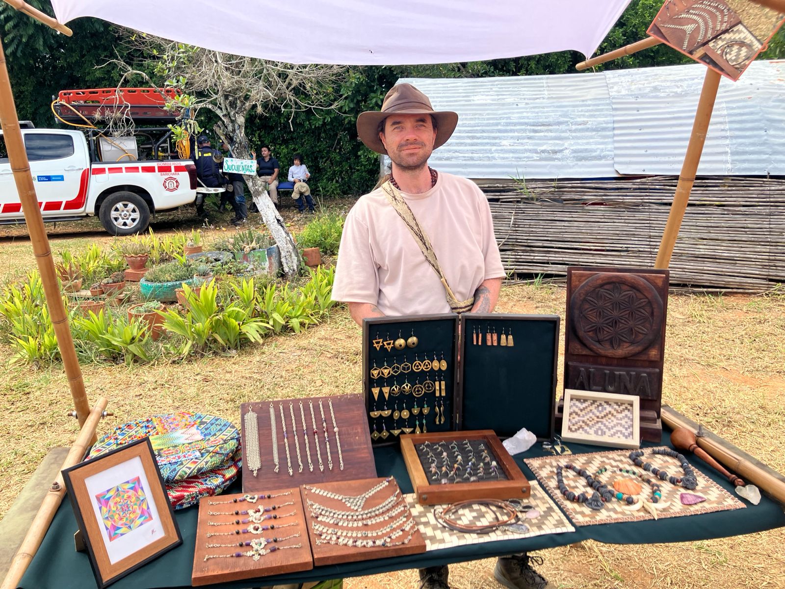 Juan Sebastián Plata Martínez en su puesto de joyería artesanal Aluna