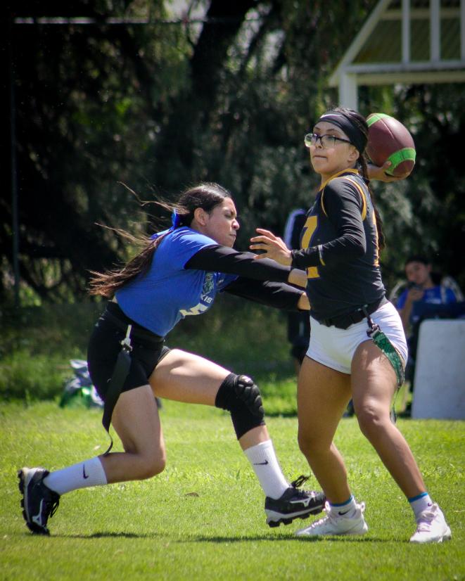 Jugadoras disputando una jugada