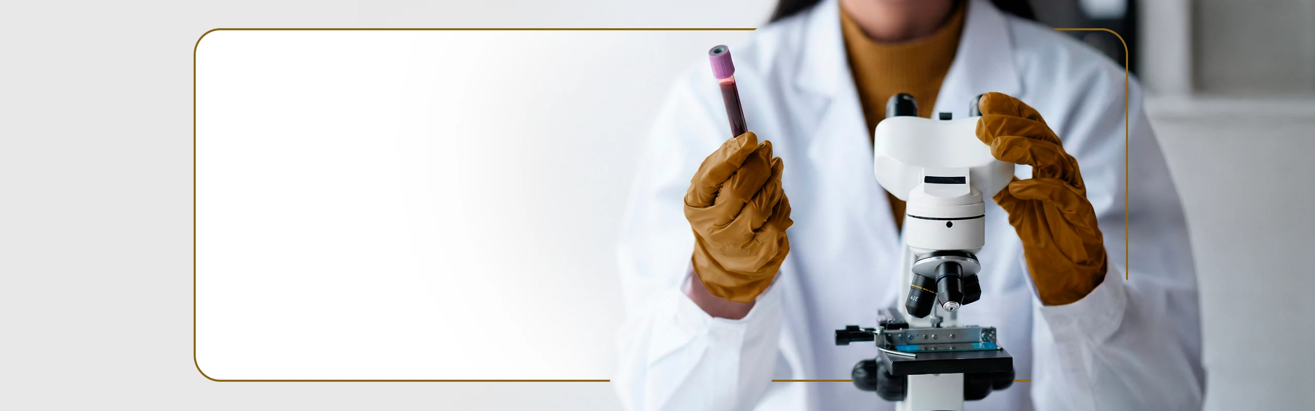 Profissional de laboratório com microscópio e tubo de coleta