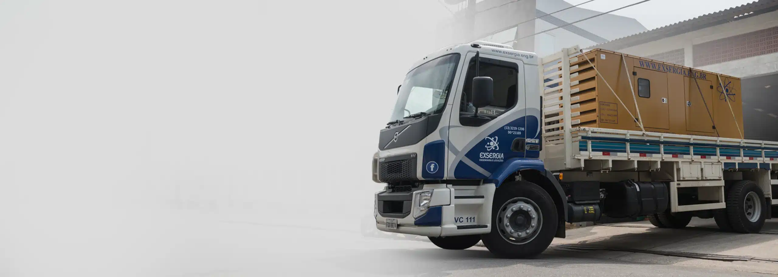 Caminhão da Exsergia Engenharia transportando gerador elétrico para locação em São Paulo