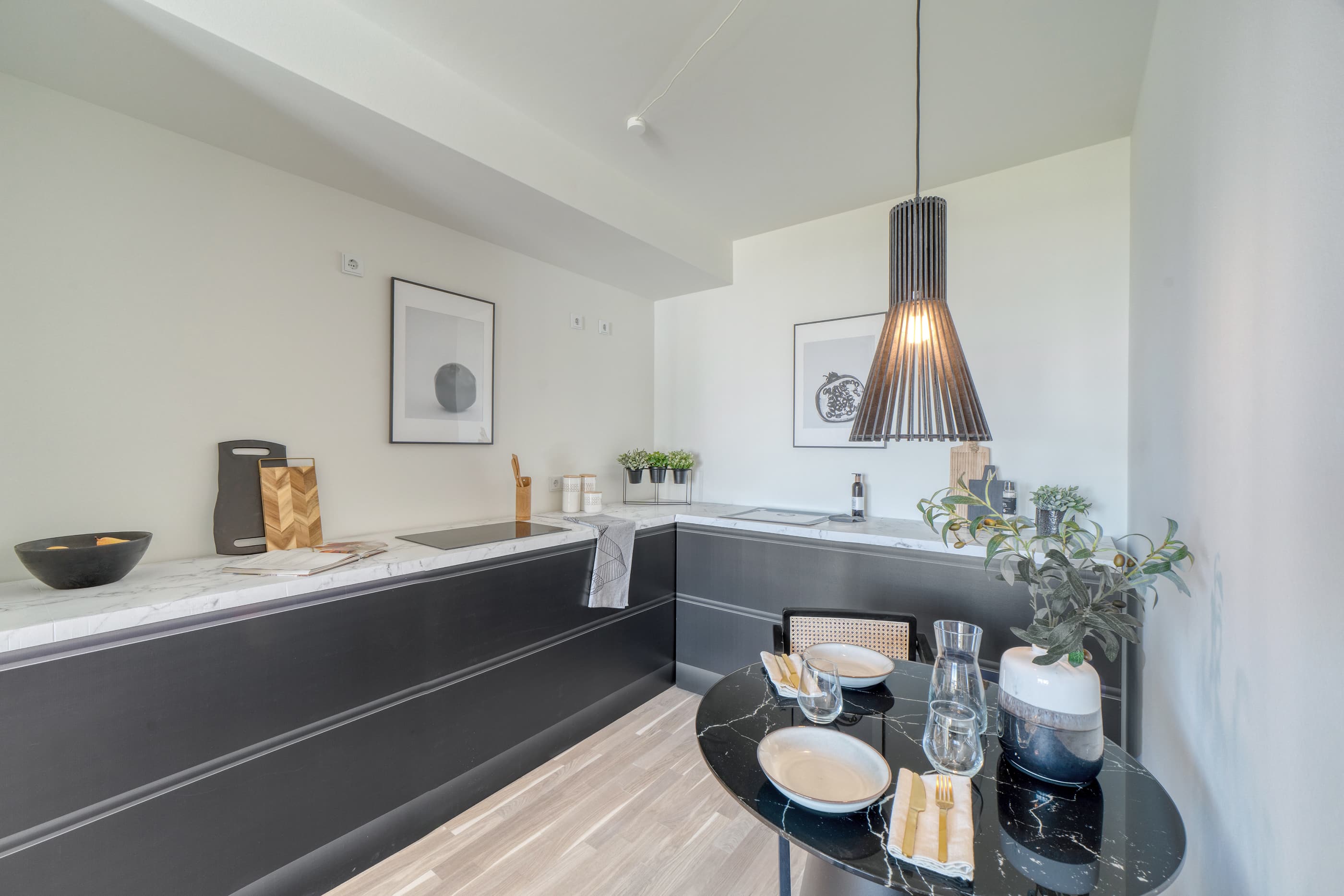Moderne Kueche mit Essbereich