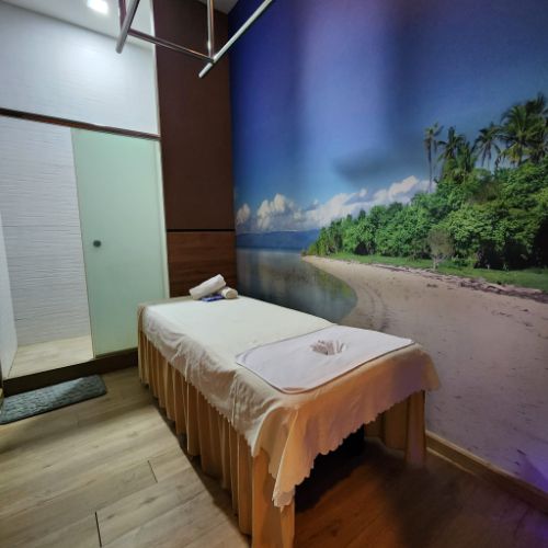 Massage room with tropical beach mural