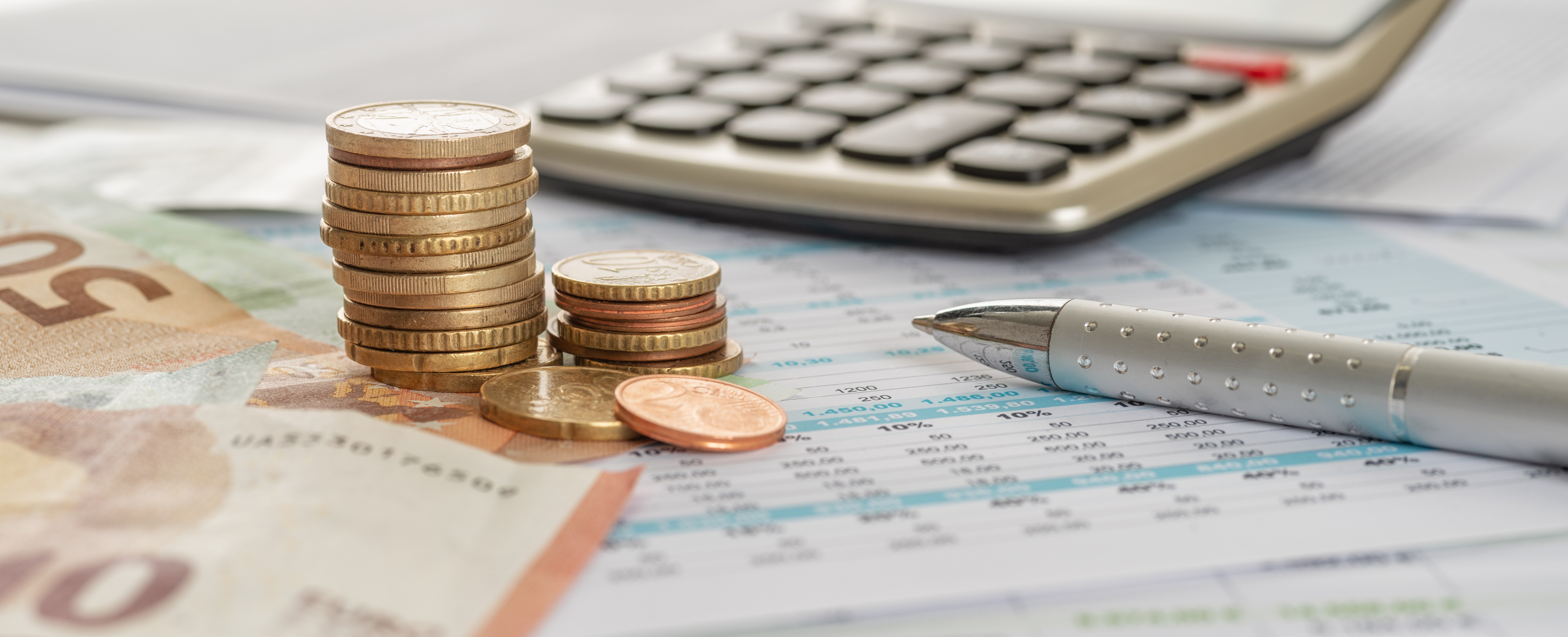 Geld, Taschenrechner und Kugelschreiber - Umzugskosten berechnen