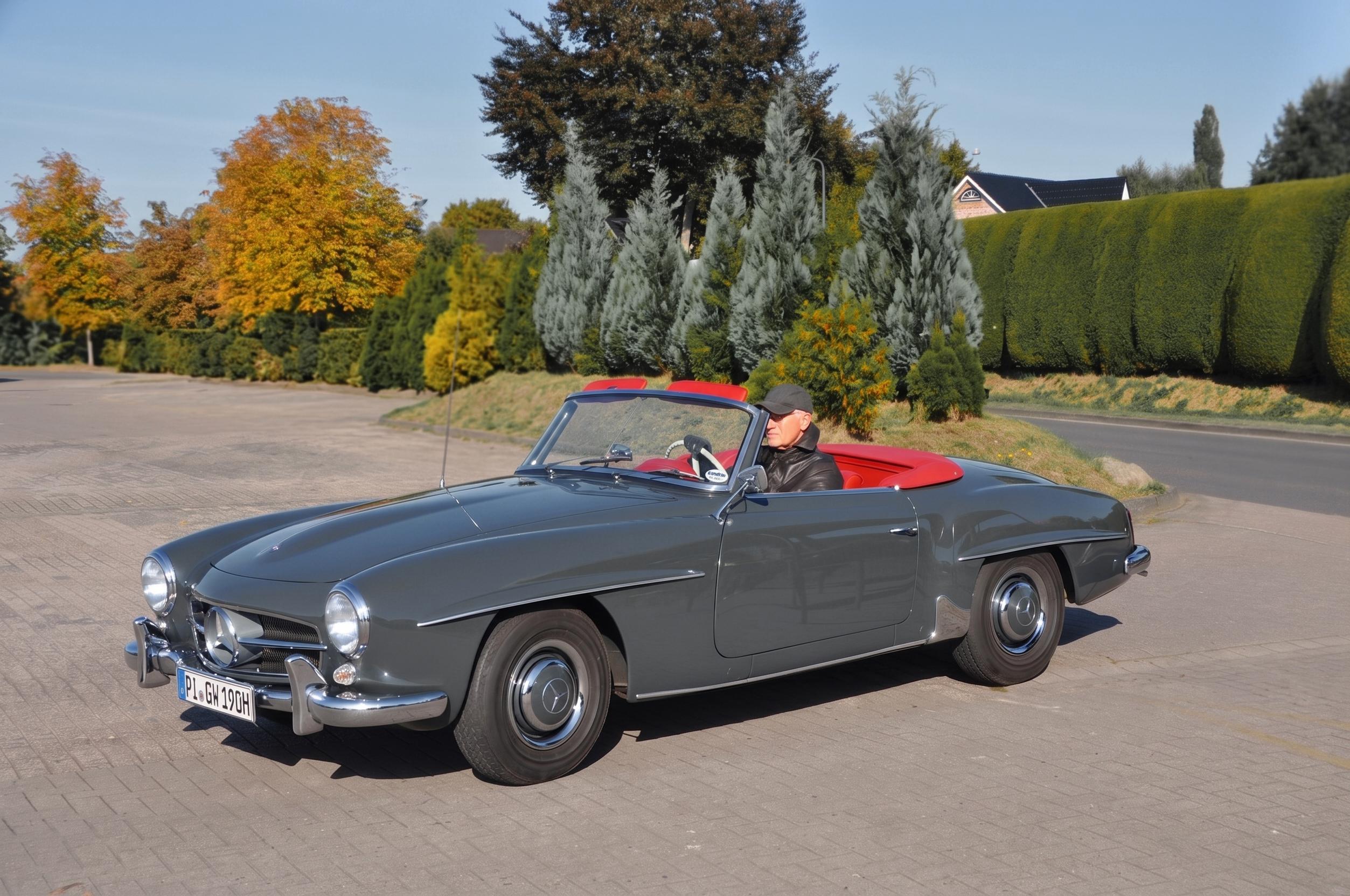 Grauer Mercedes 190SL Roadster mit rotem Verdeck