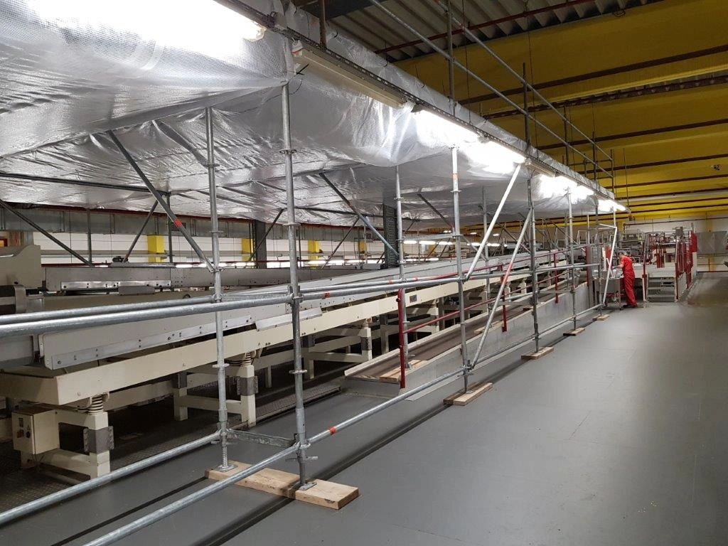 Schutzgerüst mit Abdeckung für Hygieneschutz in der Lebensmittelindustrie — K&K Spezialgerüstbau, Industriegerüst Lebensmittelproduktion